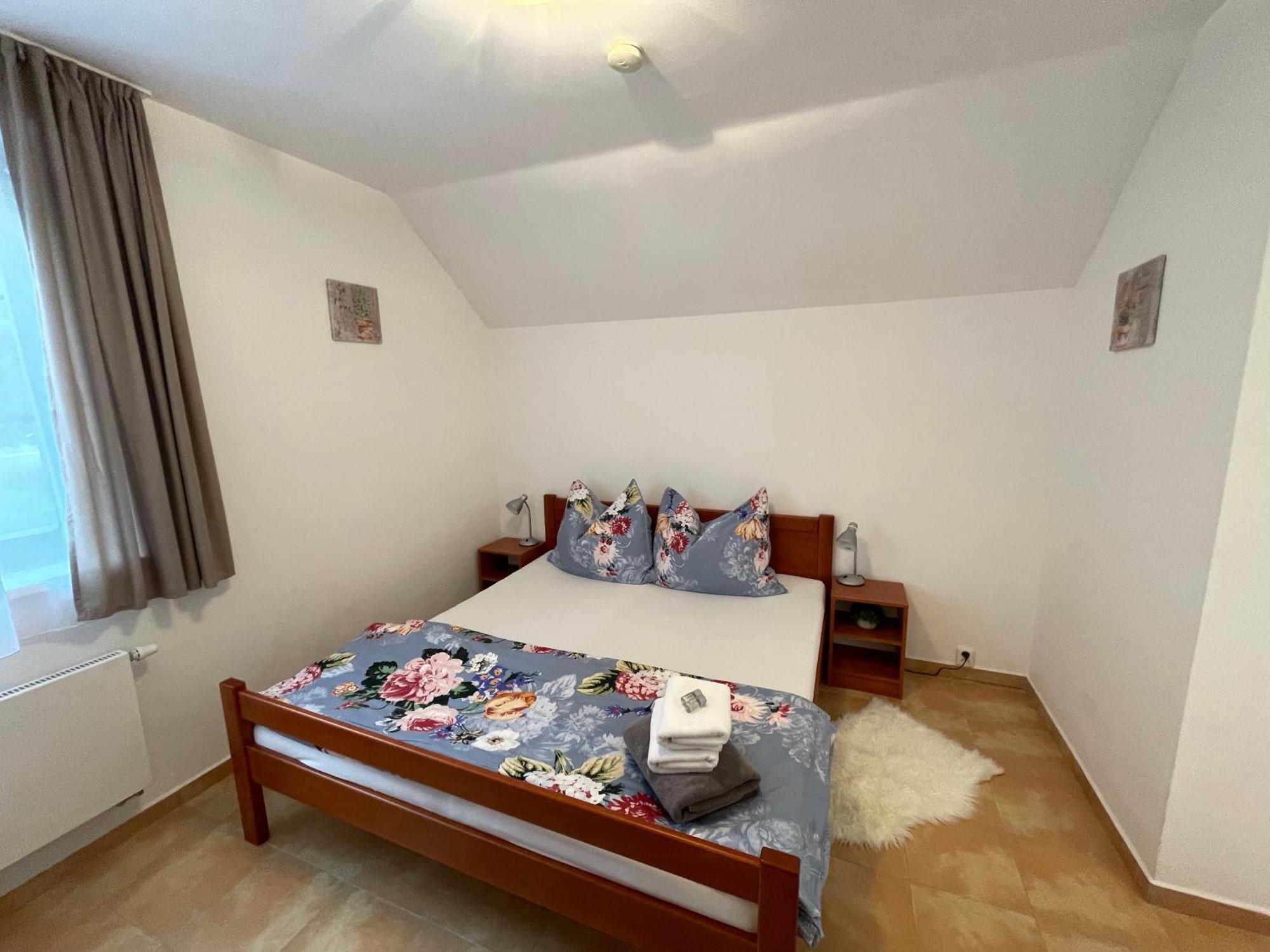 Penzion U Zameckeho Parku Třeboň Exterior foto